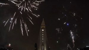 Biserica Hallgrímskirkja Church din Reykjavik, luminată de focurile de artificii
